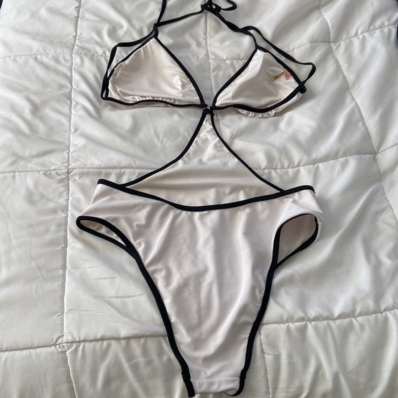 One piece monokini size large forever 21 black and white - Picture 2 of 2